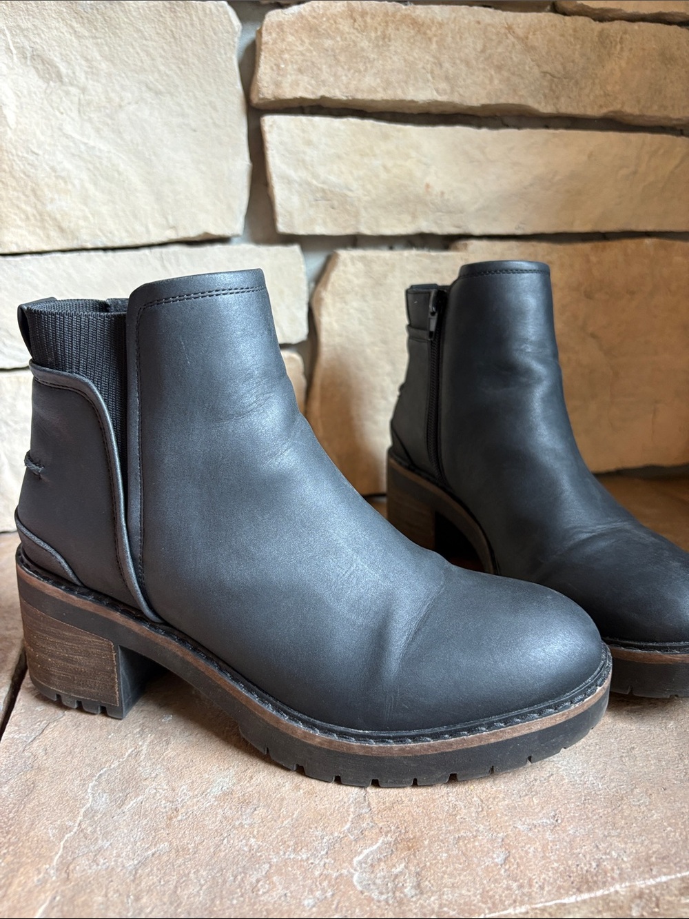 B-52 by Bullboxer Women's Black Ankle Booties - Classic Chelsea Style (size 7) - Picture 1 of 8